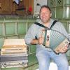 Hausmusik am Kachelofen: Jürgen Vogel mit seiner ersten Steirischen und der weltweit kleinsten spielbaren, die er beim „Infrakultur“-Konzert am Sonntag in Lengfurt dabei haben wird.