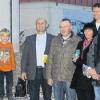 (cs)   In der Julius-Echter-Straße fand ein Tag der offenen Betriebe statt (wir berichteten). Die Unternehmen dieser Straße hatten zu einem Gewinnspiel aufgerufen, bei dem die Anzahl der in der Julius-Echter-Straße ansässigen Institutionen und Betriebe eruiert werden sollte. Die richtige Lösung lautete: 24. Nun konnten die glücklichen Gewinner ihre Preise entgegennehmen. Im Bild von links: Marion und Volker Nicklaus mit Luis und Leonie (Natursteine Nicklaus), Dietholf Schröder (Stadtmarketing Karlstadt GmbH), Melanie Wolf-Kern (Gewinner: Gartenbrunnen von Natursteine Nicklaus im Wert von rund 3000 Euro), Manfred Kraus (Baustoffe Gebhardt), Peter Rauch (Gewinner: zwei Eimer Wandfarbe von Baustoffe Gebhardt), Andreas Schubert (Autohaus Echterstraße), Isolde Schwarz (Gewinner: Schreib-Set von Schmidt & Kurtze), Jürgen Nabernick (Gewinner: Cabrio-Fahrt vom  Autohaus Echterstraße), Sophie und Lauritz Baier (Blumengutschein vom Blumenstübchen in Eußenheim gesponsert von Nicklaus Bestattungen), Markus Nicklaus (Nicklaus Bestattungen). Nicht im Bild: Anja Baier (Gewinner: Natursteinschale von Natursteine Nicklaus), Wilhelm Trabold (Gewinner: ferngesteuerter Förstina-Mini-Truck von Zisch Getränkemarkt). Die Teilnehmer am Julius-Echter-Straßen-Fest werden sich begleitend zum Frühlingserwachen am 21. und 22. Mai 2011 präsentieren.Stadtmarketing GmbH