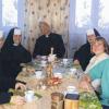 Fröhliche Runde: Schwester Gabriele Seibert mit ihrem Helfer Heribert Nickel (beide rechts), Pfarrer Alfred und einigen Schwestern im Kloster der heiligen Elisabeth in Bytom.PRIVAT