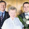 Erika Müller mit dem Leitenden Arzt Wolfram Franke (links) und Verwaltungsleiter Udo Federlein.