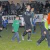 Einzug: Begeistert waren die Jugendlichen der U 7 und U 9 des FC Hammelburg, die Spieler der Heeresauswahl und des TSV Großbardorf auf den Platz begleiten durften.