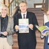 Modern und kompakt: Ulrich Genheimer (von links), Geschäftsführer der Genheimer Druck GmbH, Bürgermeister Ernst Prüße und Hauptamtsleiter Josef Harth präsentieren die neue Stadtinfobroschüre.