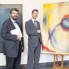 (kwi)   Die Museen und Galerien der Stadt haben aus dem Nachlass der Familie Busanny-Caspari in Wiesbaden drei Gemälde von Otto Ritschl als Schenkung erhalten. Felicitas Reusch, Vorsitzende im Museumsverein Otto Ritschl Wiesbaden (rechts), übergab die Gemälde in der Kunsthalle an Oberbürgermeister Sebastian Remelé (Zweiter von rechts). Mit dabei Kuratorin Andrea Brandl und Erich Schneider, Leiter der Museen und Galerien. Otto Ritschl wurde 1885 in Erfurt geboren. 1918 begann er als Autodidakt mit dem Malen. Trotz großer Ausstellungserfolge gewann er 1925 die Überzeugung, dass die Möglichkeiten der abbildenden Malerei erschöpft sind. Die „Formzertrümmerung“ war seine Konsequenz. 1933 im Folkwang-Museum ausgestellte Bilder wurden von den Nationalsozialisten „zum Schutz des Volkes“ abgehängt. Ritschl malte in der „inneren Emigration“ weiter. In diese Zeit fiel die Freundschaft mit Alexej Jawlensky. Nach dem Krieg entwickelte Ritschl sein abstraktes Werk weiter. In den 1950er Jahren nahm er mehrfach als Gast an den Ausstellungen der Gruppe ZEN 49 teil, blieb aber sonst eher ein Einzelgänger. 1976 starb Ritschl in Wiesbaden.