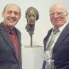 Künstler Rudolf Müller (rechts) stellt im Foyer des Stadtgeschichte-Museums aus. Sein abgebildetes Werk stellte er erst am Tag der Eröffnung fertig. Links: Bürgermeister Paul Kruck.