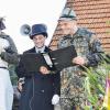 (rsf)   Der Spaß steht den Akteuren deutlich ins Gesicht geschrieben, als Richter Benjamin Straub auf dem Platz vor dem Rathaus die Schandtaten der Dorfbewohner verkündet. Viele Zuschauer waren gekommen, um das „hohe Gericht“ am Nachmittag des Kirchweihdienstags auf dem Goikerwagen zu sehen. Die Schandtaten hat natürlich alle der „Goiker“ verschuldet, für den symbolisch der Metzger Steffen Schleyer schon das Henkersbeil bereithält. Mit auf dem Wagen stand Manuel Schneider, der Chef der Hesselbacher Fichtenburschen, die am Abend zum Kirchweihausklang ins Pfarrheim einluden.