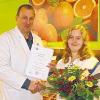 Stolz auf das Prüfungsergebnis: Die Röttingerin Melanie Korn wurde von 4991 Auszubildenden 3. bei der Abschlussprüfung zur Verkäuferin. Es gratuliert Chef Udo Dürr, Leiter des Röttinger Edeka-Verbrauchermarktes Dürr.