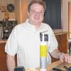Kleber statt Kaffee: Thomas Dittmayer ist noch im Umbau, will aber sein Bistro an Lichterglanz eröffnen.