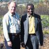 Besuch in Njombe: Friedrich Sauter mit Lechion Kimilike, dem Koordinator der künftigen Uni, auf dem gut 500 Hektar großen Gelände.