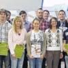(jfr)   Eine erste Gruppe ehrenamtlicher Jugendtrainer hat die neue Schulung des Deutschen Kinderschutzbundes absolviert. An zwei Abenden lernten 13 Trainer verschiedener Mannschaftssportarten Methoden, wie man mit Gewalt und Aggression auf dem Sportplatz umgeht. „Gemeinsam sind wir stark“ ist ein bayernweites Gewaltpräventionsprojekt, das von der LBS mit 200 000 Euro gefördert wird. Die Bausparkasse übernimmt 1000 Patenschaften für Vereine, von denen jeweils drei Jugendtrainer kostenlos an der Schulung teilnehmen dürfen. Im Landkreis Schweinfurt sind es 25 Vereine. Die erste Schulung fand im Veranstaltungszentrum der Sparkasse Schweinfurt statt und wurde von Silke Vahlensieck-Lindner, Referentin des Deutschen Kinderschutzbundes Landesverband Bayern, geleitet. Im Bild: Die Teilnehmer bei der Übergabe der Zertifikate zusammen mit Referentin Vahlensieck-Lindner, Marco Dill von der LBS, Roberto Nernosi von der Sparkasse Schweinfurt, Jürgen Mainka von der Stadt Schweinfurt, Daniela Schönig vom Kreisverband Schweinfurt des Deutschen Kinderschutzbundes und dem Organisator der Schulung, Sebastian Bauer, Regionalkoordinator des Netzwerkprojekts „Vereint in Bewegung“.