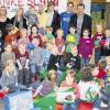 (ik) 38 Kinder aus Himmelstadt, der coolsten Gemeinde Mainfrankens, freuten sich über neue Spielsachen im Wert von über 1000 Euro. Moderator Frank Beyhl von Radio Gong, Würzburg, war dabei, als Holger Müller mit Bürgermeister Harald Führer Bälle, Holzeisenbahn, Seile, Wippe und Bewegungsmatten an den Kindergarten „Zwergenhöhle“ als Spende aus der Aktion des Regionalsenders „Wer ist die coolste Gemeinde Mainfrankens?“ (wir berichteten) übergab. Müller arbeitet mit im Organisationsteam aller Vereine. Im Rückblick auf die Veranstaltung dankte Führer allen Helfern, ohne die nicht der große Erfolg erreicht und ein so stattlicher Betrag erwirtschaftet worden wäre. Auch die Schule und der Arbeitskreis Tourismus werden noch größere Spenden erhalten, erklärte Führer. Im Bild hinten von links das Kindergartenteam Doris Koch, Karoline Mürling, Leiterin Ellen Kallenbach und Sabine Schwital, Bürgermeister Harald Führer, Radiomoderator Frank Beyhl, Organisationsteam Holger Müller, Vorsitzender Johnanniszweigverein Bernd Müller und (sitzend rechts) vom Kindergartenteam Petra Ruppert.