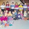 (agä)   Fast 30 Päckchen haben die Eltern, Erzieherinnen und Kinder des Kindergartens Trennfeld für die Aktion „Weihnachten im Schuhkarton“ gepackt. Die Hilfe für arme Kinder in aller Welt passte in dieser Woche perfekt zur Geschichte von Sankt Martin, der seinen Mantel einem Bettler schenkte – und so kam es im Morgenkreis besonders gut an, als die Erzieherinnen die Geschenke wie Zahnbürsten, Mützen, Murmeln, Stifte oder Puzzles zeigten; sie waren von Eltern gesammelt worden. Mit großer Begeisterung malten die Kinder im Anschluss Bilder mit Weihnachtsgrüßen, welche jedem Päckchen beigelegt wurden. Unterstützt von einigen fleißigen Müttern und Spenden in Höhe von 130 Euro, wurden dann 28 Päckchen gepackt, die nun bis Weihnachten auf die Reise gehen und Kindern in Rumänien, Moldawien oder anderen Ländern eine große Freude bereiten.