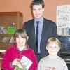 André Döpfert von der Raiffeisenbank Poppenlauer mit den beiden Schulsiegern Michelle Seufert und Alexander Ullrich.