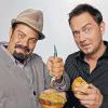 (vm)   Ihre Stimmen kennt man in Bayern. Vor allem für die Hörer des Radiosenders Antenne Bayern sind Studiotechniker Joseph Nullinger und Moderator Stefan Meixner tägliche Begleiter. Am heutigen Samstag, 20. November, um 20 Uhr kann man die beiden auf der Bühne in der Rathaushalle Haßfurt erleben. In dem zweistündigen Comedy-Programm schlüpft Meixner in allerlei Rollen und muss Nullingers spöttischen Kommentaren und frechen Lästereien unter anderem als Quizmoderator Günther Jauch, Nachbar Dr. Schlonzer und Toilettennachbar „Heinz-Rüdiger“ Stand halten.