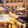 (vm)   Mit seiner außergewöhnlichen Atmosphäre empfängt der Weihnachtsmarkt im Schloss Oberschwappach seine Besucher. Der Markt hat am Samstag, 20. November, von 13 bis 20 Uhr und Sonntag, 21. November, von 11 bis 18 Uhr, geöffnet. Nicht nur die festlich geschmückten Stände ziehen in ihren Bann, auch das historische Gebäude trägt zur einmaligen Stimmung bei. Über 60 Schausteller bauen in den Innenhöfen, am Portal, vorm Haupteingang und in Innenräumen, ihre Stände auf. Samstag und Sonntag ist der Nikolaus um 15 Uhr mit seinen Engelchen vor Ort. Kleine Konzerte des Nachwuchs- und Jugendorchesters der Blaskapelle Oberschwappach und des Chors Oberschwappach stimmen auf den Advent ein.