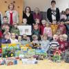 (ge)   Der Action Kindergarten Ebenhausen gehört zu den 500 Gewinnern aus Bayern, Baden-Württemberg und Hamburg, die sich über eine KiTa-Spielothek-Ausstattung in Wert von 900 Euro freuen dürfen. Kindergartenleiterin Daniela Koch hatte den Kindergarten an dem Wettbewerb der Initiative „Kita-Spielothek“ angemeldet. Unter anderem freuen sich die Kinder jetzt über einen großen Tierpark, eine Raubritterburg und einen großen Bauernhof von Playmobil. Die Initiative „Kita-Spielothek“ wurde im Herbst 2010 vom Verein „Mehr Zeit für Kinder“ (Frankfurt) ins Leben gerufen. Ziel ist es, mit pädagogisch begründeten Spielen die Entwicklung der Kinder zu fördern, Erziehungspartnerschaften zwischen Erziehern und Eltern zu unterstützen und die Spielkultur in den Familien zu stärken.