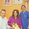 Es schläft sich gut im neuen Babyschlafsack: (von links) Oberarzt Holger Erdniss, Mama Jutta Bundschuh-Scheurich, Hebamme Peggy Schäfer und Pflegedirektorin Diana Teubert mit der kleinen Hannah.