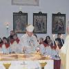 Loderndes Feuer: Weihbischof Ulrich Boom (links) und Pfarrer Pater Matthäus Sandrock entzünden die fünf Weihrauchfeuer auf dem neuen Steinaltar der Heilig Kreuz Kirche Stadtschwarzach. Mit der Altarweihe am Sonntag ist die einjährige Renovierung des Kirchenraums abgeschlossen.