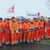 „Orangefarbene Revolution“: Zu einem dreistündigen Warnstreik versammelten sich 25 Mitarbeiter des Bergrheinfelder Abfallverwerters Veolia Umweltservice am Montagmorgen vor dem Werkstor.