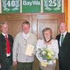 (ak)   Bei der Jubiläumsfeier der BayWa AG Baustoffe Unterfranken in Bergrheinfeld wurde Günter Werner nach 37 Jahren bei der BayWa Bad Königshofen als Lagermeister in den Ruhestand verabschiedet. Gelernt hat Günter Werner das Landmaschinenmechaniker-Handwerk. 1973 kam er zur BayWa. Nachdem sich die BayWa Baustoffe 1980 erweitert hatte, wechselte er in die Sparte Baustoffe als Kranführer und später als Lagermeister. Auf dem Ehrungsbild zu sehen zu (von links) Werner Bauer von der BayWa Bad Königshofen, Günter Werner mit Ehefrau Irmgard, die auch bei der BayWa arbeitet, und Spartengeschäftsführer Anton Haaf.