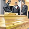 Zeitenwandel im Friedhof: Die klassischen Erdbestattungen nehmen ab. Immer mehr Menschen lassen sich nach ihrem Tod verbrennen. Das Krematorium wird jetzt renoviert werden: Die Stadträte Herbert Wiener von der SPD (Bild von links) und Oliver Schulte (CSU) begleiteten Baureferent Jochen Müller (von rechts) und Oberbürgermeister Sebastian Remelé beim Rundgang auf dem Hauptfriedhof, bei dem Verwaltungsleiter Helmut Schlereth (Mitte) über begonnene und anstehende Sanierungsmaßnahmen informierte.