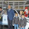 (new)   Marion Sturm aus Bastheim (Dritte von links) hatte bei der Weihnachtsverlosung des Stadtmarketing-Fördervereins das Glückslos, das sie berechtigte, sich unter sieben Auto-Modellen eins auszusuchen. Ihre Entscheidung fiel nun für den Hyundai ix35, weil der für ihre Familie die richtige Größe hat. Allzeit gute Fahrt mit ihrem Hauptgewinn wünschten ihr (von links) Stadtmarketing-Kassier Peter Dietz, Marco Amend, Marketing von Hyundai Seifert Automobile, und Inhaber Frank Seifert. Luca, Vanessa und Marco Sturm können es kaum erwarten, dass sie das gewonnene Auto endlich für sich erobern dürfen.