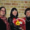 Hanna von Segnitz, Leiterin des Kinderhauses St. Johannis (links) und Pfarrerin Susanne Wildfeuer (rechts) gratulieren Kinderpflegerin Gudrun Schenk zu ihrem 40-jährigen Dienstjubiläum.