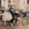 (novo)   Hoch im Kurs bei der Jugend standen in den 60er Jahren die Mopeds und Mofas als Fortbewegungsmittel. Sachs, Herkules, Triumph Adler, Göricke oder Adler hießen die Marken der damaligen Zeit. Bei einem Ausflug der jungen Sulzheimer Burschen und Mädels entstand diese Aufnahme, vermutlich im Hof einer Gaststätte in Horhausen. Mehr aus unserer großen Serie „Die wilden 60er“ finden Sie unter www.mainpost.de/diewilden60erREPRO: Norbert Vollmann