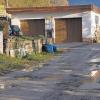 Tiefe Schlaglöcher: Ein Blick auf den Weg zum Haus von Anna Ebert. Aber die Gemeinde Hollstadt unternahm bisher nichts.