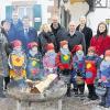 (yvv)   Pünktlich zur mittlerweile dritten Spessart WaldWeihnacht verwandelte sich die Bayrische Schanz in einen Wintertraum. Darüber freuten sich bei der offiziellen Eröffnung am Freitagnachmittag auch (hinten von links) Elfi Raunecker (Amt für Ernährung, Landwirtschaft und Forsten), Valentin Weber (stellvertretender Landrat des Landkreises Aschaffenburg), Lohrs Bürgermeister Ernst Prüße, Landrat und Schirmherr Thomas Schiebel, Initiatorin Michaela Münch, Richard Freund (Bürgermeister von Flörsbachtal), Günter Frenz (Schirmherr und 1. Kreisbeigeordneter des Main-Kinzig-Kreises), Walter Löffler von der Raiffeisenbank Main-Spessart als einer der Sponsoren und Schneewittchen mit den sieben Zwergen . An diesem und am zweiten Adventswochenende erwartet die Besucher wieder ein stimmungsvolles Programm mit Kunsthandwerkern der Region, mit handgemachter Musik, Planwagenfahrten, Märchenerzählern oder einer Waldillumination. Kurzum: ein Weihnachtsmarkt mit einer ganz besonderen Note, mitten in der Natur – im verschneiten Winterwald. Die Spessart WaldWeihnacht wird auch im Bayerischen Fernsehen zu sehen sein. Laut einer Pressemitteilung wird ein Beitrag in der Frankenschau am Freitag, 3. Dezember, zwischen 17.30 und 18 Uhr gezeigt. Darin wird live nach Ruppertshütten geschaltet.