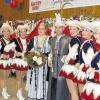 Bei der närrischen Bierprobe inthronisiert: Das neue Prinzenpaar der Remlinger Faschings-Gesellschaft (RFG) im Gasthaus „Schmankerl“ mit (von links):  RFG-Vorsitzender Heinrich Schwab, Tanzmariechen Felicitas Kuhn, die Gardemädchen Ramona Siegordner, Leonie Schäbler und Anna-Lena Hupp, das RFG-Prinzenpaar Resi I und Harry II, die Gardemädchen Irina Weigand, Vanessa Schebler und Lisa Witte, RFG-Sitzungspräsident Norman Siegordner.