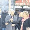 Bescherung: Landrat Eberhard Nuß stellt die neue Buslinie 49 auf dem Kister Weihnachtsmarkt vor. Mit ihm freuen sich (von links) die Bürgermeister Adolf Hemrich-Manderbach (Altertheim), Landrat Nuß, Volker Faulhaber (Kist), Eva-Maria Linsenbreder (Kleinrinderfeld) und Alexander Schraml (NWM-Geschäftsführer).