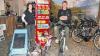 (ka)   In der Rathausgasse 5 bis 7 in Karlstadt ist jetzt SOS-Bike zu finden. „Wir brauchten mehr Platz“ erklärt Jürgen Spanier, der das Geschäft mit seiner Ehefrau Sabine betreibt. Das gilt für den Laden genauso wie für die Werkstatt. Seit der Eröffnung vor einem Jahr in der Alten Bahnhofstraße wuchs das Sortiment vor allem beim Zubehör wie Fahrradkleidung, Helme, Radschuhe und Rucksäcke. Auch Taschen, Anbauteile und Sportgetränke und -riegel werden angeboten. Im größeren Laden gibt es jetzt auch eine Auswahl an Trekkingrädern. Demnächst folgen 29-Zoll-Mountainbikes zu Testen und im März E-Bikes aus Schweinfurt. Möglich ist für gewerbliche Kunden (zum Beispiel Hotels, die Leihräder anbieten) Fahrradleasing. Geöffnet ist das Geschäft an Werktagen von 10 bis 18 Uhr und samstags von 9 bis 14 Uhr, in der Adventszeit bis 16 Uhr.