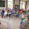 Erlebnisse der Kindheit: Gusti Kirchhof las am Vorlesetag an der Grundschule Kreuzwertheim aus ihrem Buch.