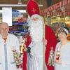 Bischof statt Werbefigur: In einigen Geschäften war der BDKJ mit seinem Appell für Schoko-Nikoläuse anstatt der Weihnachtsmänner erfolgreich, so im tegut-Markt am Hainig. Von links: Marktleiter Ulrich Härder,  Nikolaus Andreas Heinelt und Engel Dorothee Ratz.