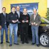 (fe)   Drei Betriebsjubiläen gab's im Autohaus Max Schultz zu feiern. Seit 25 Jahren arbeitet Pkw-Meister Thomas Leeb, seit 40 Jahren Lkw-Meister Ernst Voigt im Betrieb und auf 45 Arbeitsjahre blickt Monteur Hubert Rausch zurück. Die Jubilare haben bis März 2008 im früheren Autohaus Karl Mühlfeld in der Oberstreuer Straße gearbeitet. Am 1. April 2008 wurde daraus das Autohaus Max Schultz, wobei auch alle Mitarbeiter übernommen wurden. Center-Leiter Michael Mühlherr gratulierte den drei Jubilaren und überreichte Medaillen und Urkunden von der Handwerkskammer sowie vom Kuratorium der Bayerischen Wirtschaft. Mühlherr dankte für die geleistete langjährige Arbeit und hofft, dass die sich drei Mitarbeiter in bewährter Weise noch viele Jahre im Autohaus Max Schultz beim Dienst am Kunden engagieren. Auf dem Foto freuen sich (von links): Karl-Peter Mühlfeld, Service-Leiter Lars Pfeiffer, Thomas Leeb, Center-Leiter Michael Mühlherr, Ernst Voigt und Hubert Rausch.