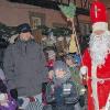 (hof)   Bereits zum zehnten Mal fand der Bergrheinfelder Adventsmarkt statt, veranstaltet von den Freien Wählern. An zwei Tagen erwartete die Besucher ein breites Angebot im weihnachtlich geschmückten und stimmungsvoll beleuchteten Zehnthof, im Foyer des Rathauses, auf drei Etagen des Zehnthauses sowie erstmals im kleinen Zehnthof. Die 30 Aussteller und Anbieter sorgten für einen abwechslungsreichen Bummel durch den Markt. Im Ratssaal drehte sich die Ausstellung um Weihnachtskrippen sowie um altes und neues Weihnachtsallerlei. Zum Jubiläumsadventmarkt hatten die freien Wähler sich etwas Besonderes einfallen lassen. Für die Erwachsenen gab es einen stimmungsvollen Kleinkunstabend in der Bibliothek mit Hubert Treml und Franz Schuier alias „b.o.s.s“. „Einen Schnabel voller Glück“ erlebten die jungen Besucher am Sonntag mit Ali Büttners Korbtheater. Eine Tombola zu Gunsten der Sternstunden des Bayerischen Rundfunks rundeten das Angebot ab.