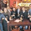 Prosit auf den Erfolg: die Gastgeber Anna Pankratovat (von links) und Martin Fiederling, Koch Gernot Endres, die Pächter Rudolf Singer und René Werner, von der Hofbräu Geschäftsführer Michael Krasser, Prokurist Roland Schäfer, Matthias Klingbeil und Bruno Orlowski.