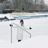 Ortstermin im Schwimmbad: Ins verschneite Schwimmbad, aber nicht aufs Eis wagte sich der Zellinger Gemeinderat beim ersten von fünf Ortsterminen seiner Sitzung.