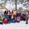 (ewie)   Große Augen machten die Kinder des Kindergarten St. Vitus in Stockheim als Diana Pachovsky (im Bild hinten rechts) von der örtlichen Theatergruppe mit dem Nikolaus 30 neue Popo-Rutschen vorbeibrachte. Angesichts des derzeitigen Schnees waren die Rutschen eine tolle Überraschung und wurden natürlich gleich ausprobiert. Die Mädchen und Jungen hatten ihren Spaß und Kindergartenleiterin Michaela Reinhart (hinten links) freute sich, dass man in der Einrichtung nun über ausreichend Rutschen verfügt und die Kids nicht mehr ihre eigenen mitbringen müssen. Großer Dank erging an die Theatergruppe, die schon mehrfach Spielgeräte gesponsert hat, dafür, dass sie den Kindern immer wieder eine Freude zu bereiten weiß.