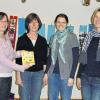 (cs)   Passend als Geschenk zur Weihnachtszeit hatte der Elternbeirat des Kindergartens „Wiesenfelder Kindernest“ eine schöne Idee. In Wiesenfeld und Rohrbach sammelten der Beirat von Kindergarteneltern, Erzieherinnen, Großeltern und allen Interessierten über 200 Rezepte für ein Kochbuch. Mit Unterstützung durch Spenden und Anzeigen konnte der Druck des Buches mit Hilfe der Druckerei Grote realisiert werden. Unter allen Einsendern eines Rezeptes wurden fünf Exemplare des Kochbuches verlost. Über ein Buch freuen sich: Bärbel Hasenstab, Susanne Schuhmann, Elfi Ommert, Katrin Werthmann und Dagmar Amend. Am Sonntag, 12. Dezember, bei der lebenden Krippe am Wiesenfelder Schafstall ist der Elternbeirat des Kindergartens mit einem Stand vertreten und bietet das Kochbuch nebst selbst gebackenen Plätzchen zum Verkauf an. Auch über den Kindergarten,  (0 93 59) 16 36, können Interessenten das Buch erwerben. Über den Erlös aus dem Verkauf freuen sich die Kindergartenkinder des Wiesenfelder Kindernests. Im Bild von links: Martina Rauch  vom Elternbeirat, Gewinner: Elfi Ommert und Kathrin Werthmann, Kindergartenleitung: Caroline Schaub.Kindergarten