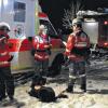 (hf)   Hilferufe aus den Saalewiesen zwischen Bad Neustadt und Salz lösten am Sonntag kurz vor 18 Uhr einen Großeinsatz von Feuerwehr, Rettungsdienst, Schnelleinsatzgruppe, Wasserwacht und Hundestaffel aus. Nach zwei Stunden wurde der Großeinsatz erfolglos abgebrochen. Zwei Spaziergänger hatten gegen 17.45 Uhr die Hilferufe aus den teils überschwemmten Saalewiesen gehört. Sie reagierten sofort und verständigten die Polizei in Bad Neustadt. Die löste Alarm aus, rief die Feuerwehren aus Bad Neustadt, Salz, Brendlorenzen und Hohenroth zu den Saalewiesen, ebenso den Rettungsdienst. Danach wurden die Schnelle Einsatzgruppe Wasserrettung informiert. Hinzu kam dann noch die Hundestaffel des BRK. Über 70 Einsatzkräfte waren im Einsatz. Manche suchten zu Fuß die Saaleufer ab, die Wasserwacht war mit Booten auf dem Fluss unterwegs, ein Trupp suchte das Gelände mit Wärmebildkamera ab. Gegen 20 Uhr, nachdem alle Bereiche an der Saale abgesucht waren, entschied man sich, den Einsatz abzubrechen. Die Polizeiinspektion Bad Neustadt teilte am Montag mit, dass keine Vermisstenanzeigen eingegangen waren.