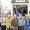 Einmal Fahrgast statt Fahrer: Eckhard W. Beck (3. von rechts) mit IWS-Mitgliedern und einigen Straßenbahnfahrern beim Ausflug mit dem Schoppenexpress durch Würzburg.