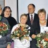 Treue zum Betrieb: Ehrungen gab es bei der ISO-Gesellschaft für Arzneiverpackungen mbH während der Betriebsversammlung im Sportheim Merkershausen für (von links) Alfred Bieber, Jutta Schmelter, Anita Bär, Beate Albert und Marc Jeanrichard, dahinter in der Mitte Klaus Benz.