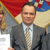 Beste Facharbeit: Kathrin Ebert nahm ihren Preis von Peter Mierau und Dr. Helmut Flachenecker (rechts), den Vorsitzenden der „Freunde mainfränkischer Kunst und Geschichte“, entgegen.