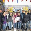Mit den Schülern der Mittelschule Zeil-Sand freuen sich Schulrat Norbert Zwicker (Fünfter von links), Rektor Norbert Sandler (Zweiter von links), der stellvertretende Schulleiter Alfons Ernst (links)und Comenius-Koordinator Manfred Glass (rechts) über die erfolgreiche Bewerbung am Comenius-Programm „Lebenslanges Lernen“ des Pädagogischen Austauschdienstes der Kultusministerkonferenz. Die Schule wird zwei Jahre lang mit Schulen aus fünf anderen europäischen Ländern eng zusammenarbeiten.