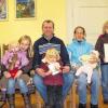 Kinderreich: Die Ehrenpatenschaft hat Bundespräsident Christian Wulff für das siebte Kind der Familie Pendic in Hofheim übernommen. Bürgermeister Wolfgang Borst (Zweiter von links) überreichte die Urkunde. Weiter im Bild (von links): Florian, Johanna, Katharina, Marinko Pendic, Annalena, Nicole Pendic mit Mirjana, sowie Ivana und Fabian.