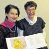 Gemeinschaftswerk: Malerin Eva Feichtinger (rechts) und Autorin Regina Bolden mit ihrem Hexenbuch.