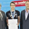 (fan)   Maximilian Leuner (Haßfurt) hat seine Ausbildung beim Dachdeckerunternehmen Handschuh in Schweinfurt als Bester in Bayern abgeschlossen. Aus dem Leistungswettbewerb des Deutschen Handwerks 2010 ist er als Landessieger hervorgegangen. Um Spezialist auf dem Dach zu werden, besuchte Leuner das Ausbildungszentrum des Bayerischen Dachdeckerhandwerks in Waldkirchen. Im November kam er beim Bundesentscheid unter die ersten Zehn. Von links: Landesinnungsmeister Ewald Kreuzer, Maximilian Leuner, Geschäftsführer Matthias Handschuh.