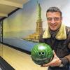 Die Freiheit nehm' ich mir: Stefan Zehe hat sich in der Münnerstädter Au einen Traum erfüllt. In den Räumen der ehemaligen Norma-Filiale eröffnet er diesen Freitag ein Bowling-Center. Die Leidenschaft für diesen Freizeitsport hat ihn vor einiger Zeit gepackt.