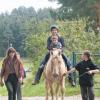 Therapie: Tobias Weigand mit seiner Mutter Ruth Tellert-Weigand beim Reiten in der fränkischen Schweiz im Sommer.